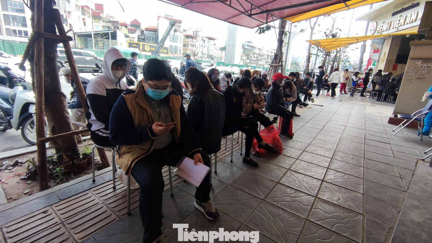 Những ngày gần đây, tại một số bệnh viện, khá đông người dân đến xếp hàng đăng ký xét nghiệm COVID-19. Một số bệnh viện như Medlatec, An Việt (quận Thanh Xuân, Hà Nội) lượng người xếp hàng chờ xét nghiệm tràn ra cả vỉa hè.