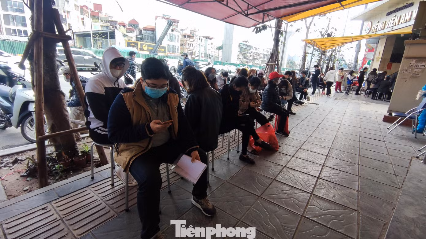 Những ngày gần đây, tại một số bệnh viện, khá đông người dân đến xếp hàng đăng ký xét nghiệm COVID-19. Một số bệnh viện như Medlatec, An Việt (quận Thanh Xuân, Hà Nội) lượng người xếp hàng chờ xét nghiệm tràn ra cả vỉa hè.