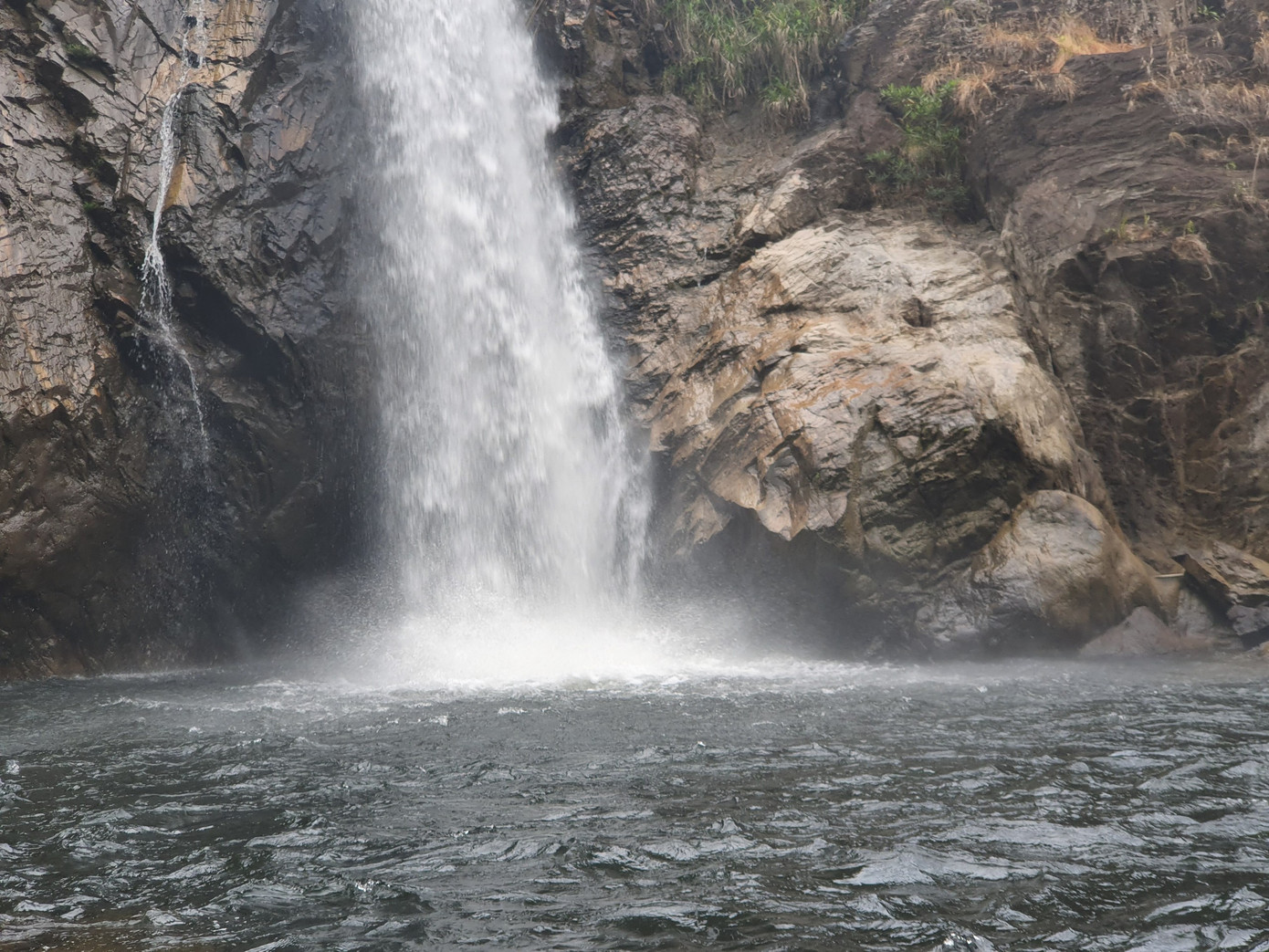 Thác Tà Gụ cao khoảng 50m, dựng đứng hai bên vách tựa như một chiếc ngà voi. Phía dưới là lòng hồ có diện tích chừng 200m2. Thác Tà Gụ cao khoảng 50m, dựng đứng hai bên vách tựa như một chiếc ngà voi. Phía dưới là lòng hồ có diện tích chừng 200m2.