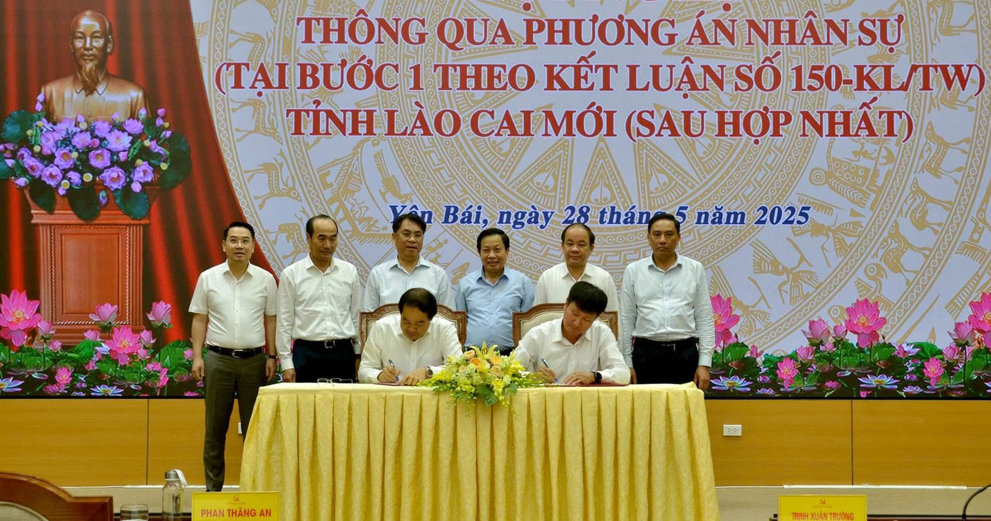 Ông Trịnh Xuân Trường, Bí thư Tỉnh ủy, Chủ tịch UBND tỉnh Lào Cai và ông Trần Huy Tuấn, Bí thư Tỉnh ủy Yên Bái đã ký Nghị quyết liên tịch của Ban Thường vụ Tỉnh ủy hai tỉnh về phương án nhân sự tỉnh Lào Cai mới. Ảnh: Báo Lào Cai Ông Trịnh Xuân Trường, Bí thư Tỉnh ủy, Chủ tịch UBND tỉnh Lào Cai và ông Trần Huy Tuấn, Bí thư Tỉnh ủy Yên Bái đã ký Nghị quyết liên tịch của Ban Thường vụ Tỉnh ủy hai tỉnh về phương án nhân sự tỉnh Lào Cai mới. Ảnh: Báo Lào Cai