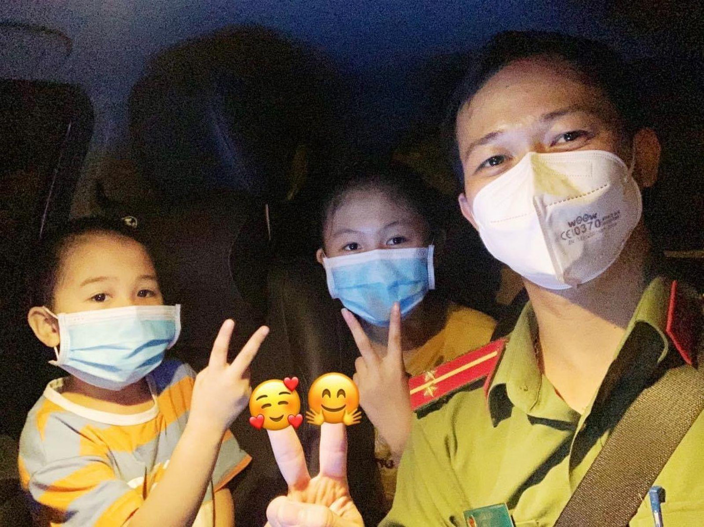 Chiến sỹ công an huyện Việt Yên đón 2 cháu Nhung và Đạt về quê Chiến sỹ công an huyện Việt Yên đón 2 cháu Nhung và Đạt về quê