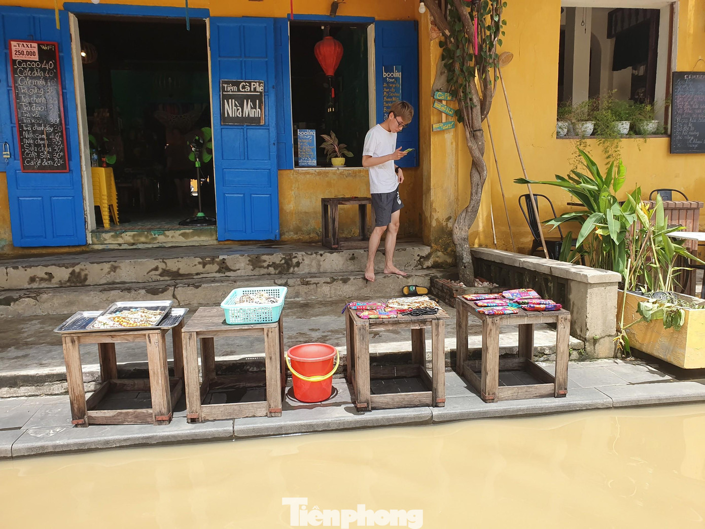 Nhiều đồ đạc được đem ra phơi nắng tránh ẩm mốc...