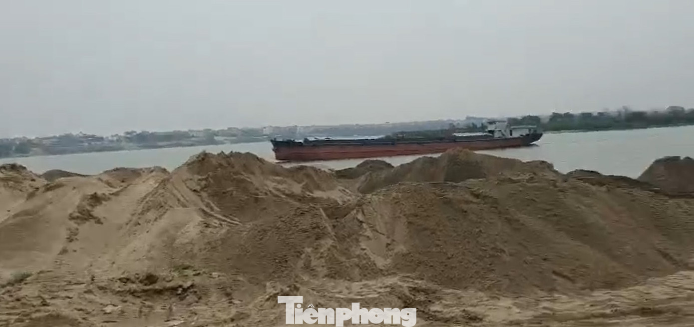 Tại khu vực sát cầu Thăng Long thuộc phường Đông Ngạc cũng có 3 bãi cát với những núi cát sừng sững sát mép sông Hồng. Lối vào khu vực này bị xe tải cày xới thành những ổ voi dày đặc. Lối vào có biển phủ bụi đề Cửa khẩu K56+000, công trình phục vụ quốc phòng - an ninh, cấm xâm phạm. Nhưng hằng ngày, xe tải cỡ lớn vẫn rầm rập qua lại. Tại khu vực sát cầu Thăng Long thuộc phường Đông Ngạc cũng có 3 bãi cát với những núi cát sừng sững sát mép sông Hồng. Lối vào khu vực này bị xe tải cày xới thành những ổ voi dày đặc. Lối vào có biển phủ bụi đề Cửa khẩu K56+000, công trình phục vụ quốc phòng - an ninh, cấm xâm phạm. Nhưng hằng ngày, xe tải cỡ lớn vẫn rầm rập qua lại.