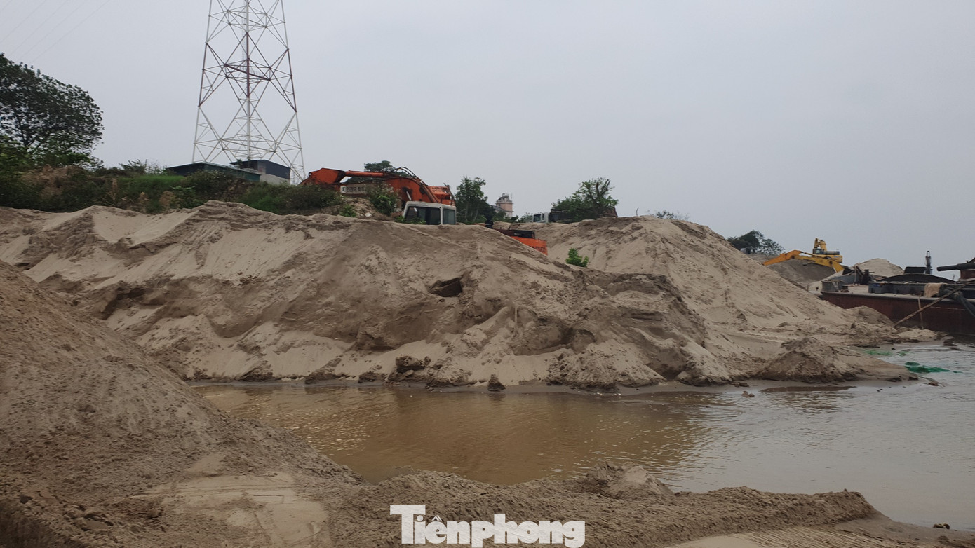 Hai bên cầu Thăng Long, thuộc địa bàn phường Đông Ngạc và Thụy Phương đang có hàng chục bến bãi khổng lồ dùng để tập kết, trung chuyển cát, sỏi. Hai bên cầu Thăng Long, thuộc địa bàn phường Đông Ngạc và Thụy Phương đang có hàng chục bến bãi khổng lồ dùng để tập kết, trung chuyển cát, sỏi.