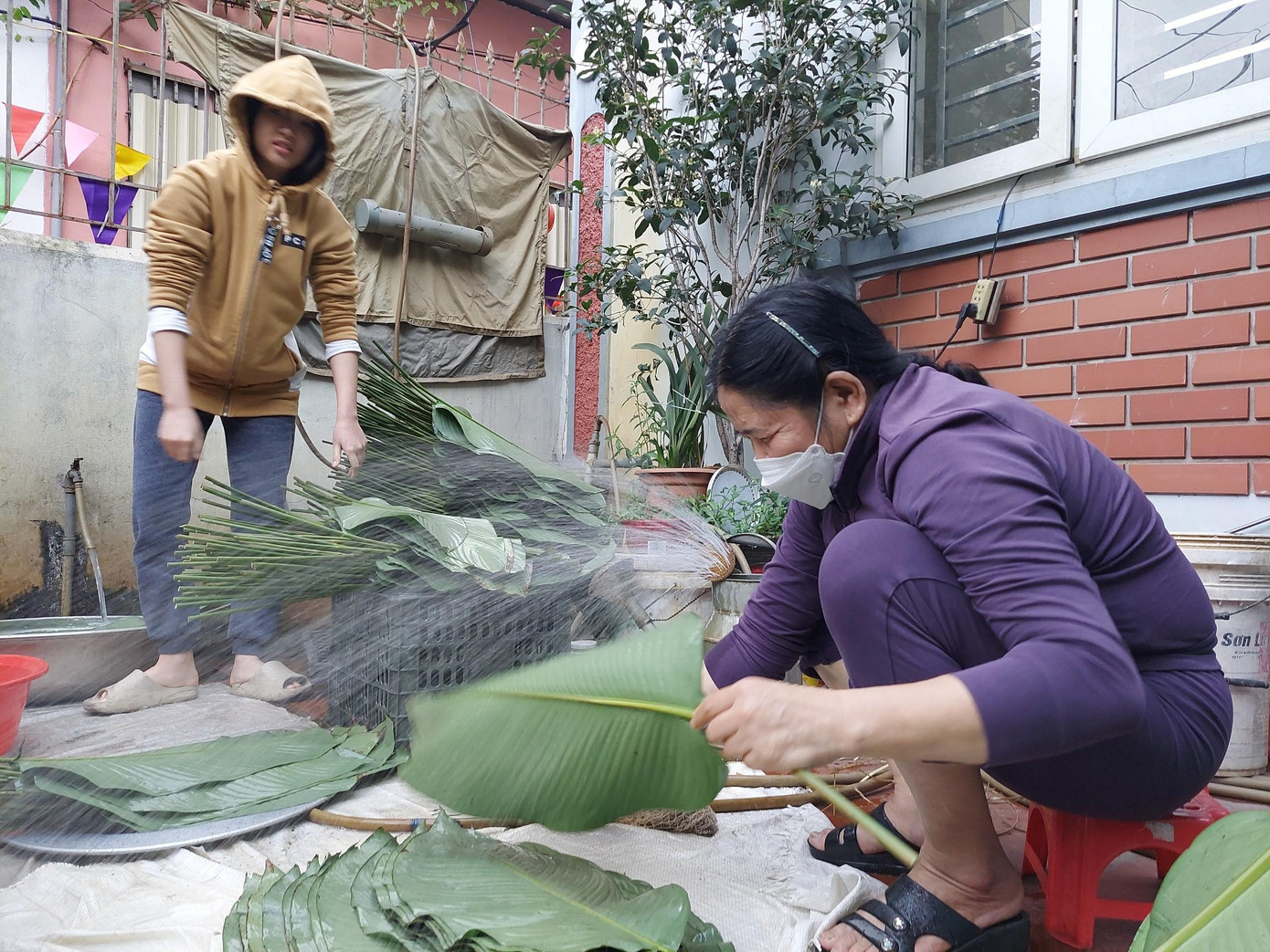 Năm nay, gia đình chị Hoa, ở đường Cầu Cốc (Nam Từ Liêm, Hà Nội) cũng rủ mấy anh chị em trong xóm chung nhau mua nguyên liệu và tập trung gói bánh chưng tại nhà. Mỗi nhà 7-10 chiếc, tổng cộng gói khoảng 50 chiếc bánh. Cả gia đình tập trung, mỗi người một việc khiến không khí trong nhà nhộn nhịp, rộn ràng hơn.