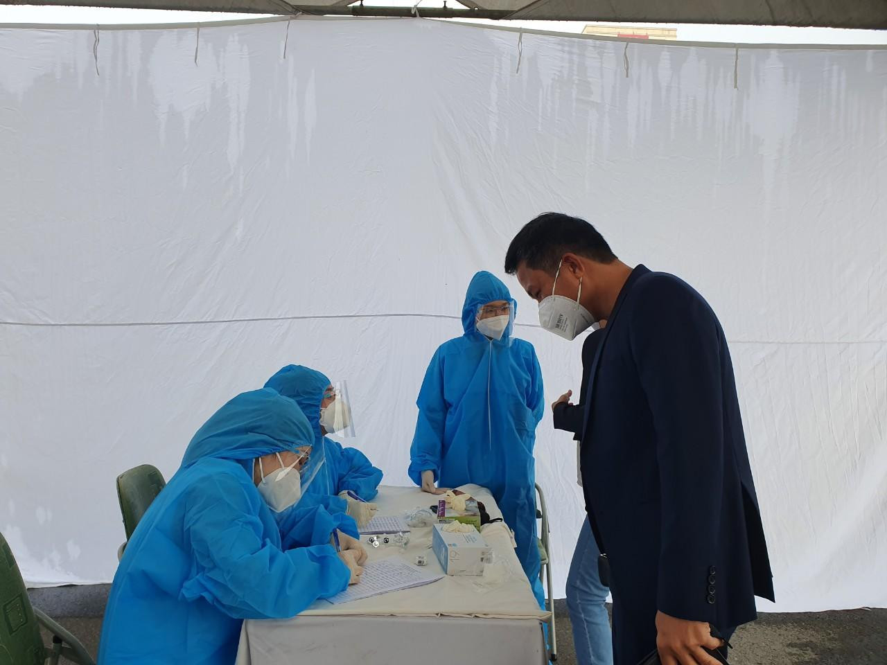 Từ sáng sớm, hàng chục cán bộ, nhân viên Tập đoàn TH đã có mặt tại Học viện Cảnh sát nhân dân thực hiện khai báo y tế...