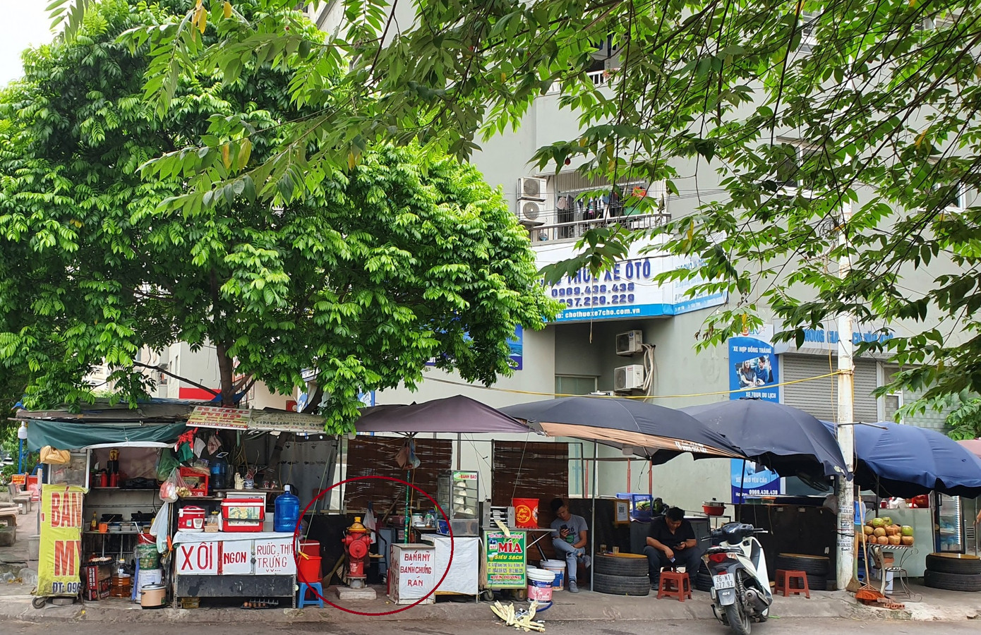 Những lô cốt này ôm trọn trụ cứu hỏa của tòa nhà, mất an toàn phòng cháy, chữa cháy tòa chung cư (phần khoanh tròn).