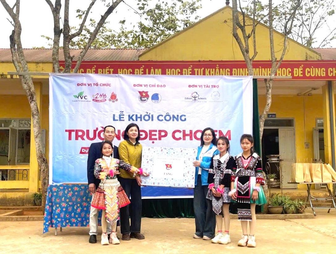 Nhà tài trợ, Tỉnh Đoàn, Hội LHTN Việt Nam tỉnh Lai Châu đã trao quà cho các em học sinh tại điểm trường Lao Lử Đề thuộc trường PTDTBT Tiểu học Tả Ngảo. Nhà tài trợ, Tỉnh Đoàn, Hội LHTN Việt Nam tỉnh Lai Châu đã trao quà cho các em học sinh tại điểm trường Lao Lử Đề thuộc trường PTDTBT Tiểu học Tả Ngảo.