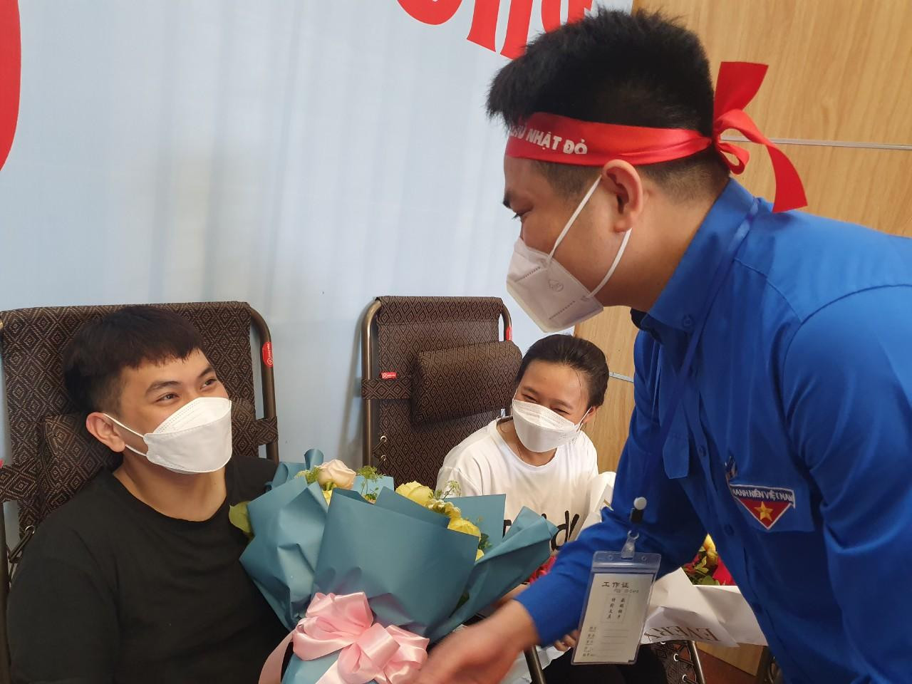 Anh Nguyễn Văn Kỳ, Phó Bí thư Tỉnh Đoàn Phú Thọ tặng hoa các bạn trẻ tham gia hiến máu.