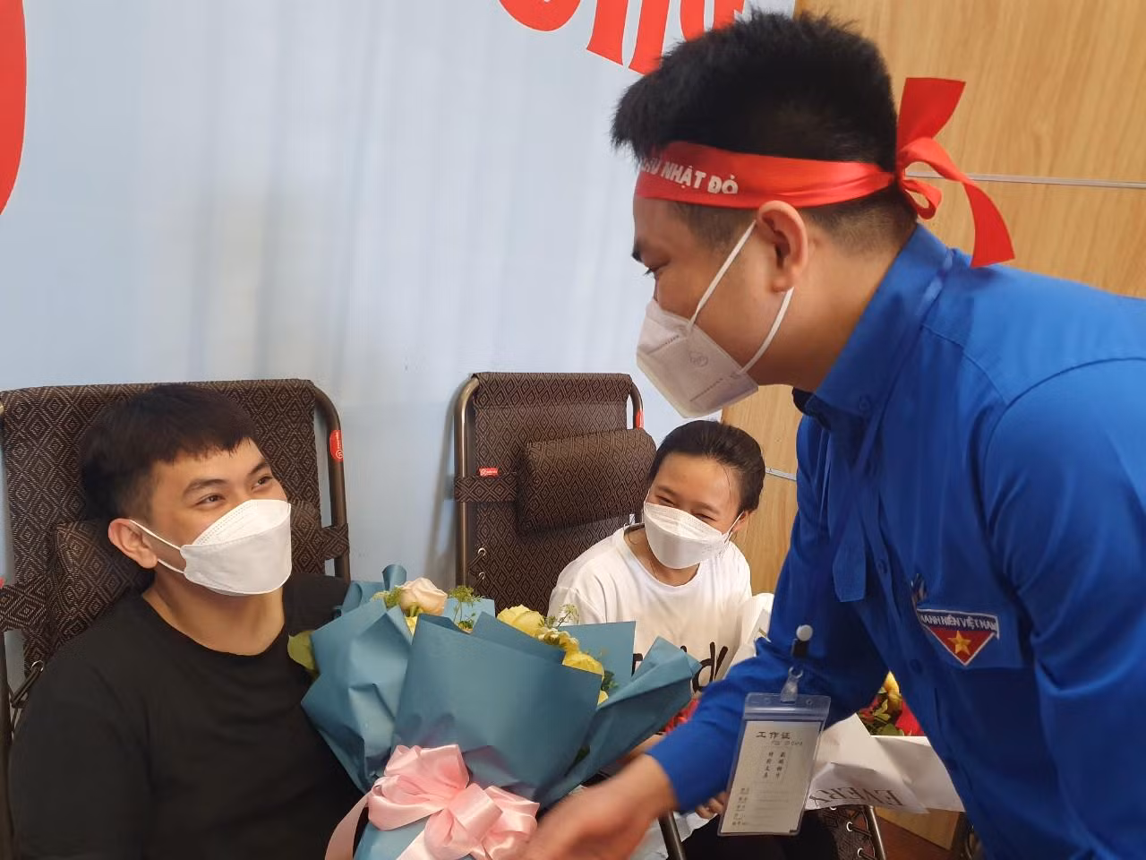 Anh Nguyễn Văn Kỳ, Phó Bí thư Tỉnh Đoàn Phú Thọ tặng hoa các bạn trẻ tham gia hiến máu.