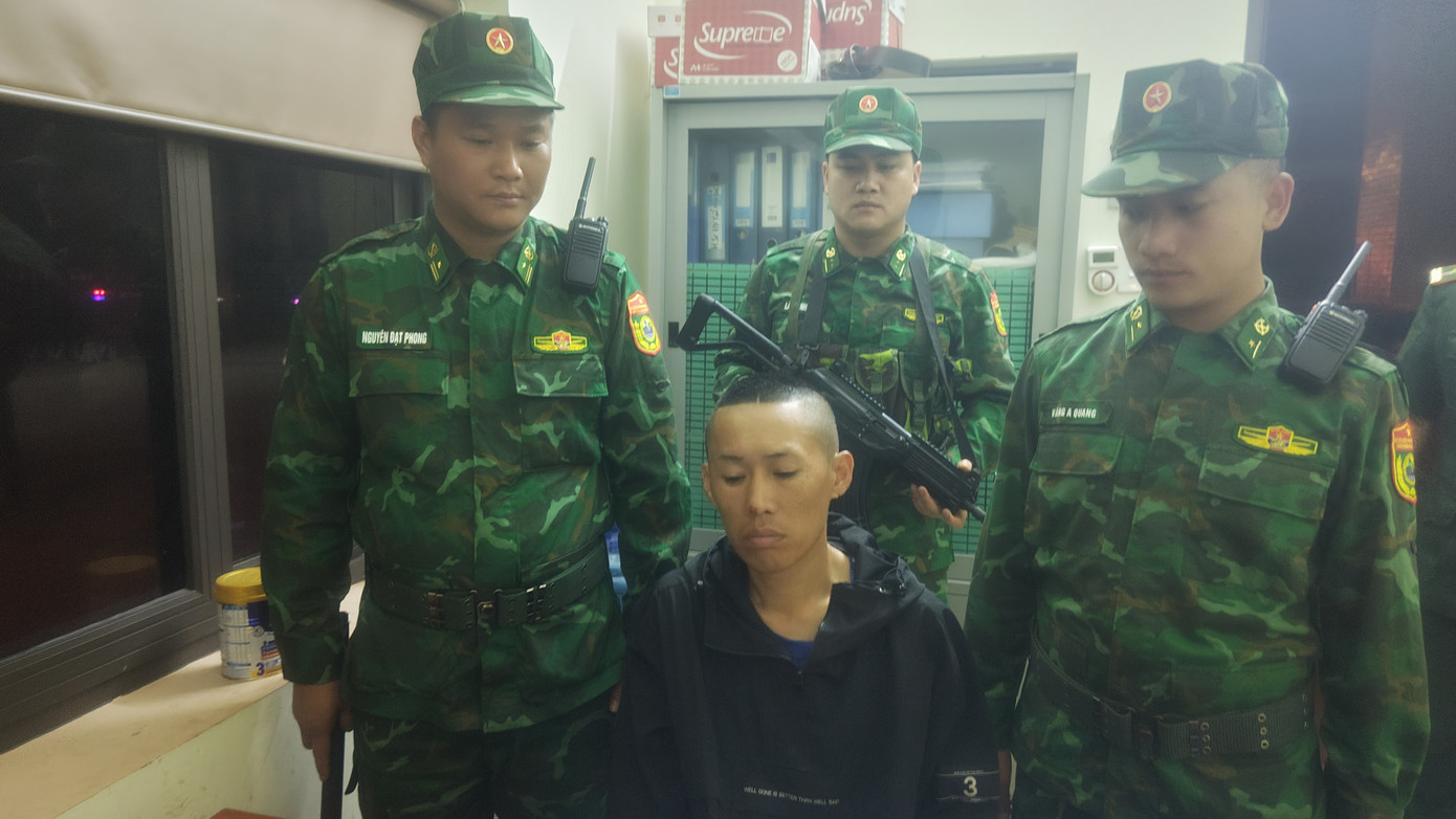 Đối tượng Phạm Đức Thuận bị lực lượng Bộ đội Biên Phòng Trạm Biên phòng Cửa khẩu Quốc tế đường bộ Lào Cai khống chế. Đối tượng Phạm Đức Thuận bị lực lượng Bộ đội Biên Phòng Trạm Biên phòng Cửa khẩu Quốc tế đường bộ Lào Cai khống chế.