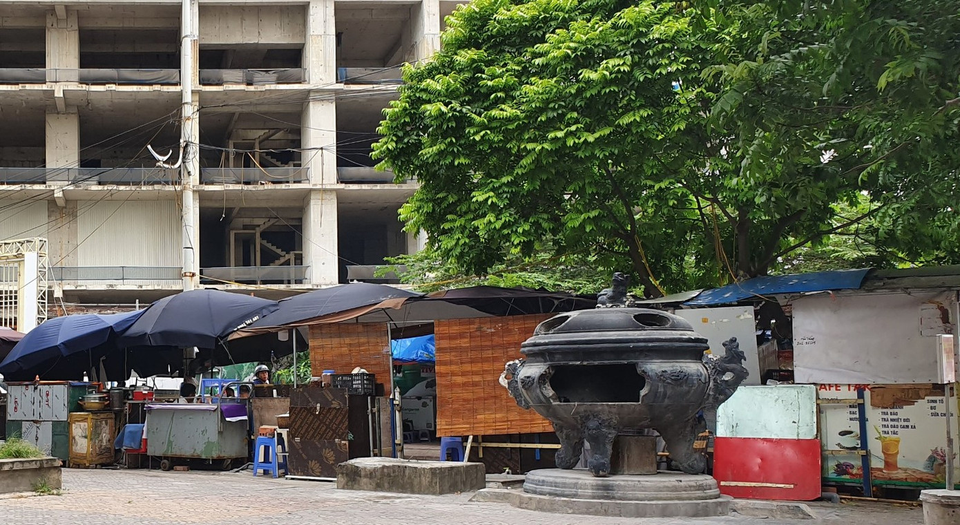 Vỉa hè tòa chung cư CT3 Khu đô thị Văn Khê (Hà Đông) bị một số đối tượng chiếm dụng để kinh doanh.