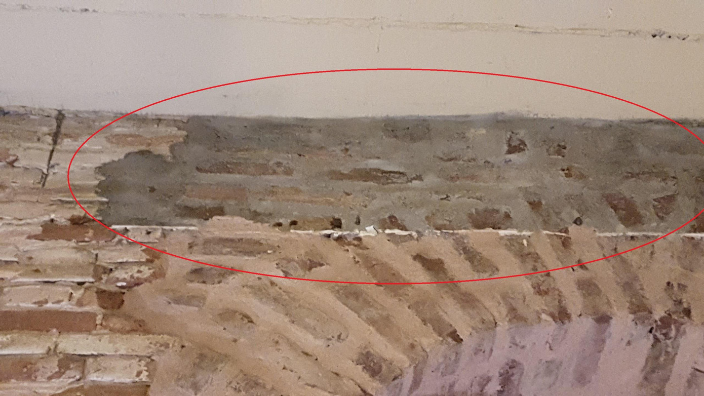 Một số vị trí gần sát mái, chân tường được xây lại mới bằng vữa xi măng cát.