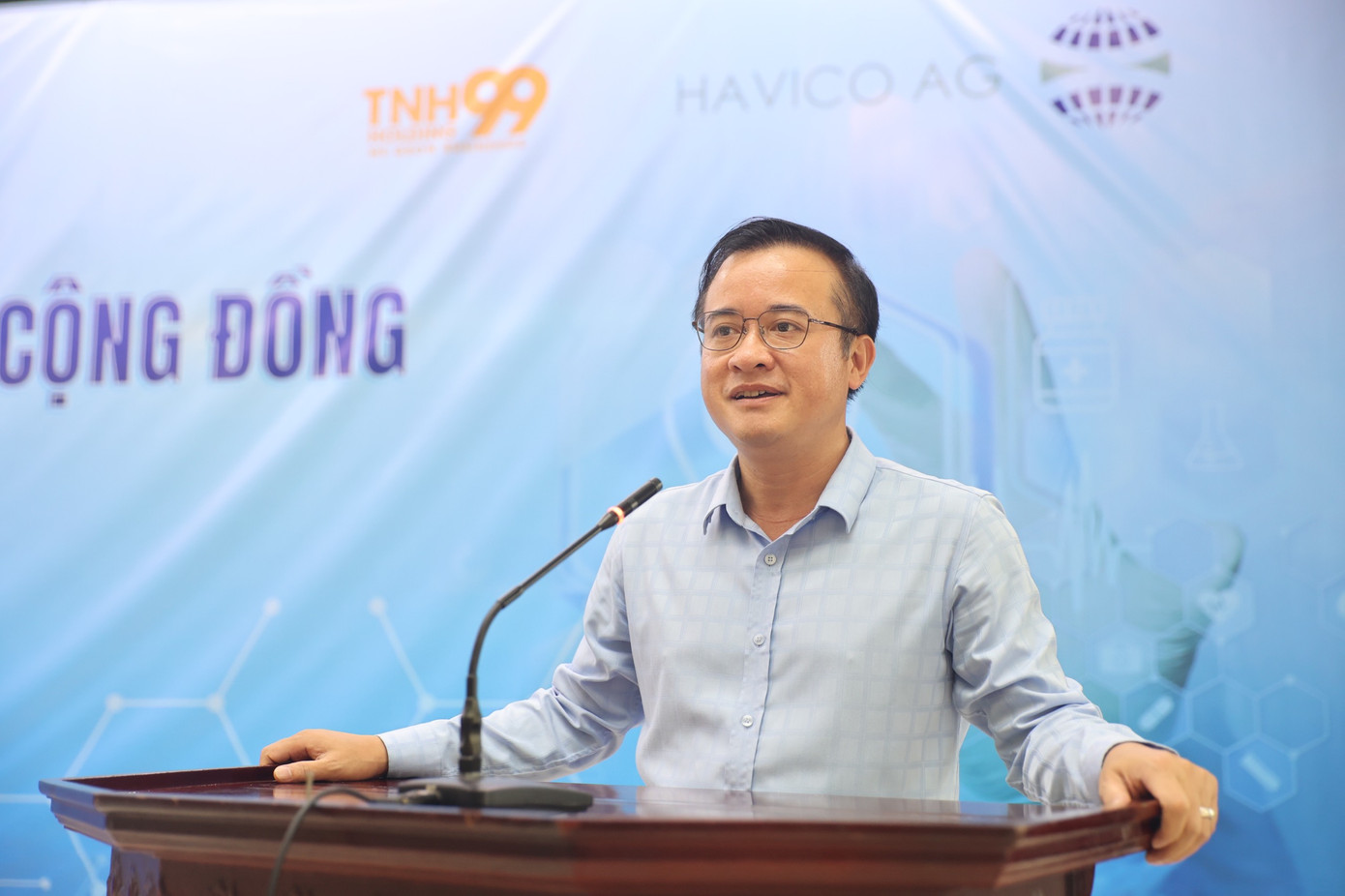 Ông Đỗ Mạnh Hưng, Chủ tịch UBND huyện Ba Vì gửi lời cảm ơn và bày tỏ vui mừng đón đoàn công tác không quản đường xa cách trở về với xã đảo Minh Châu thăm khám cho bà con.