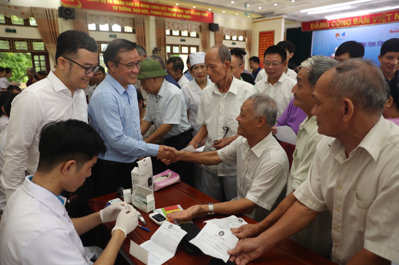 Các đại biểu khách quý tham quan khu vực khám sàng lọc bệnh.