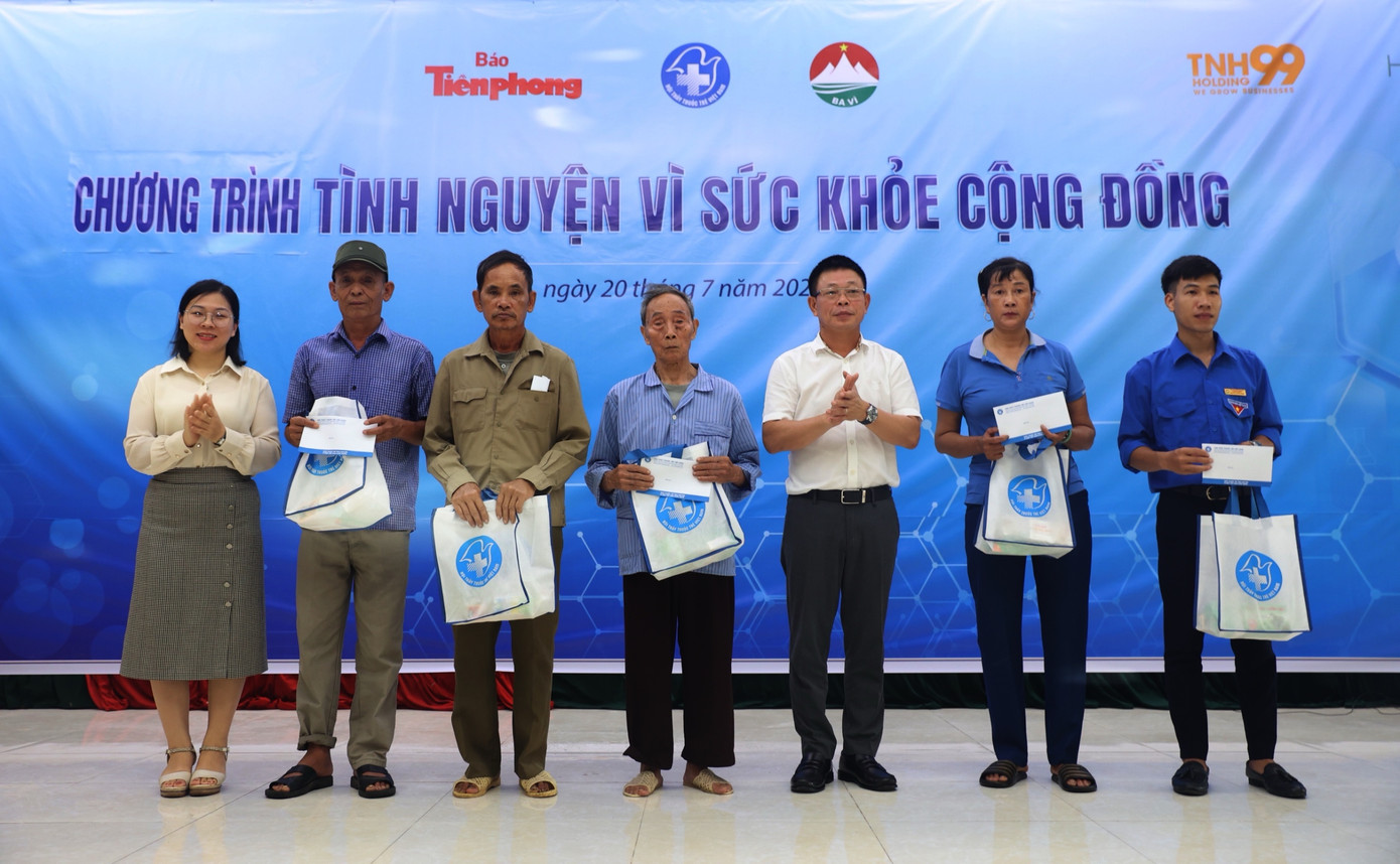 Nhằm động viên tinh thần, tiếp thêm nguồn lực cho các gia đình có hoàn cảnh khó khăn trên địa bàn xã Minh Châu, Ban Tổ chức Chương trình dành tặng 5 suất quà, mỗi suất quà trị giá 1 triệu đồng và hiện vật cho các gia đình.