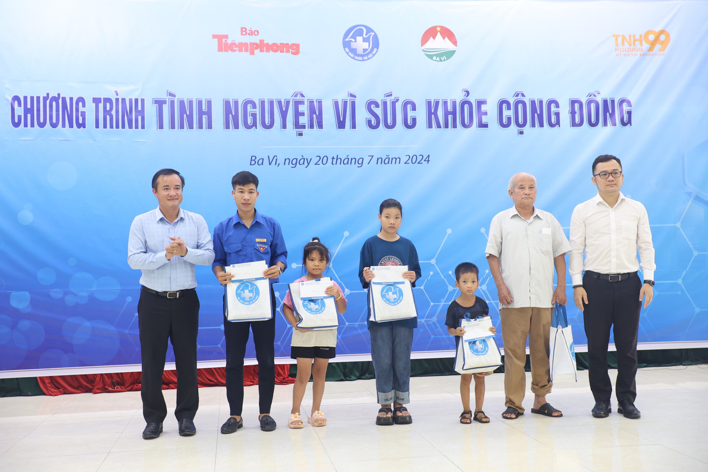 Nhân dịp này, đoàn công tác đã tặng 5 suất quà mỗi suất quà trị giá 1 triệu đồng và quà tặng cho 5 học sinh có hoàn cảnh khó khăn trên địa bàn xã Minh Châu.