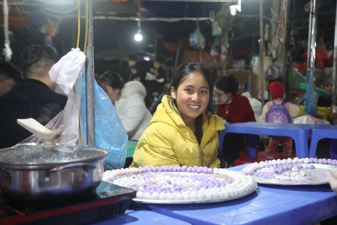 Một thiếu nữ bán sủi dìn - món ăn tương tự như bánh trôi ở miền xuôi. Một thiếu nữ bán sủi dìn - món ăn tương tự như bánh trôi ở miền xuôi.