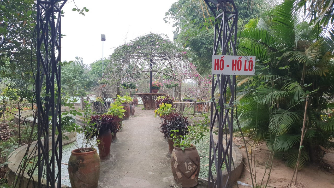 Để phục vụ thượng đế, khu này còn dựng cả sân bóng, khu tiểu cảnh bằng bê tông cốt thép. Để phục vụ thượng đế, khu này còn dựng cả sân bóng, khu tiểu cảnh bằng bê tông cốt thép.