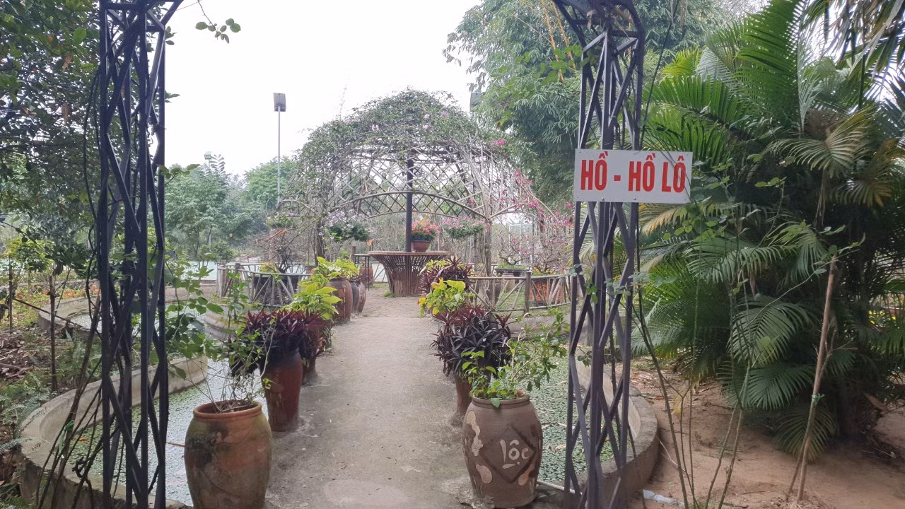 Để phục vụ thượng đế, khu này còn dựng cả sân bóng, khu tiểu cảnh bằng bê tông cốt thép.