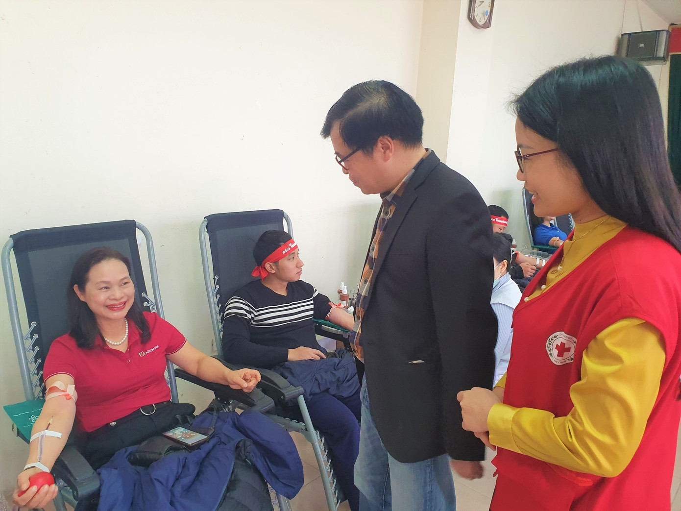 Bà Phạm Thị Ngọc Ánh - Phó Chủ tịch Hội Chữ thập đỏ tỉnh Hòa Bình (bên phải) thăm hỏi các tình nguyện viên.