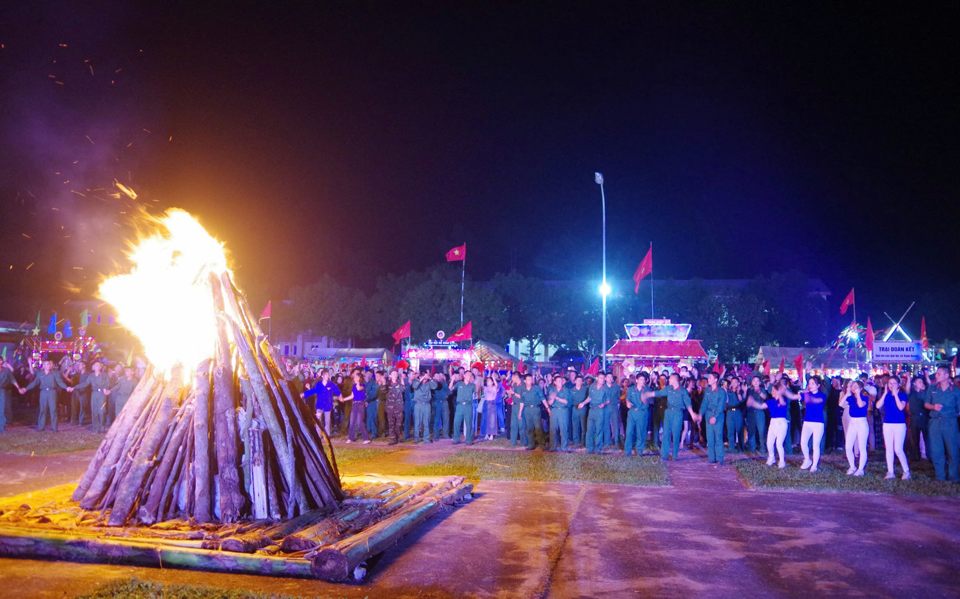 Hình ảnh giao lưu đêm lửa trại của các đoàn viên, thanh niên và cán bộ, chiến sĩ Trung đoàn 254. Hình ảnh giao lưu đêm lửa trại của các đoàn viên, thanh niên và cán bộ, chiến sĩ Trung đoàn 254.