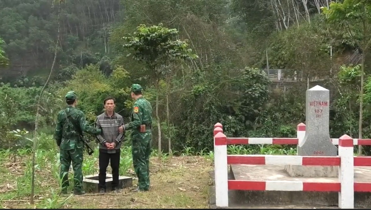 Cột mốc 107 nơi Dín dừng xe, không chế chị S đưa sang Trung Quốc. Cột mốc 107 nơi Dín dừng xe, không chế chị S đưa sang Trung Quốc.