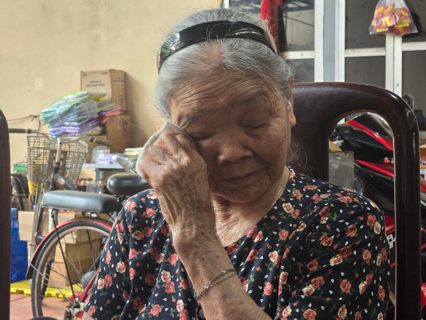 Bà Ngô Thị Viên xúc động khi kể về Tổng Bí thư. Bà Ngô Thị Viên xúc động khi kể về Tổng Bí thư.