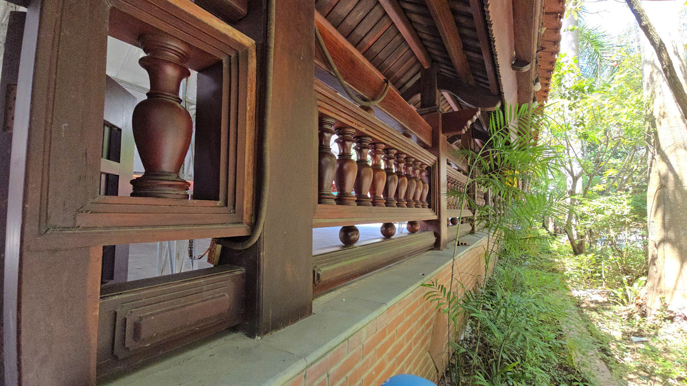 Nhà sàn có lan can bao quanh mặt trước và mặt sau đều làm bằng gỗ.