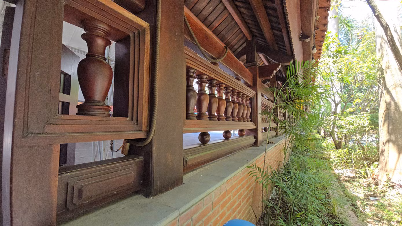 Nhà sàn có lan can bao quanh mặt trước và mặt sau đều làm bằng gỗ.