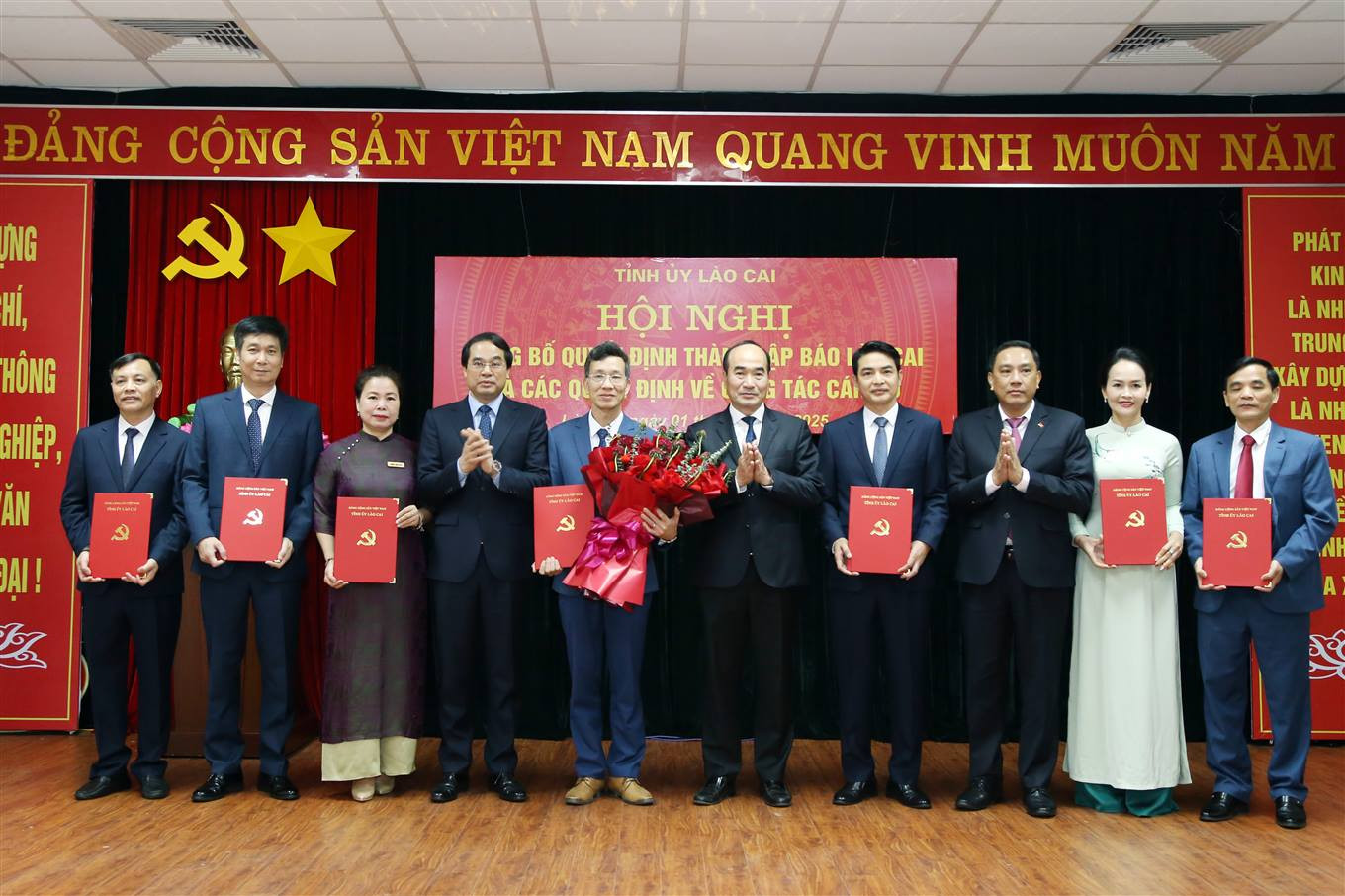 Lãnh đạo tỉnh Lào Cai trao các quyết định về công tác nhân sự. Ảnh: Linh Vũ