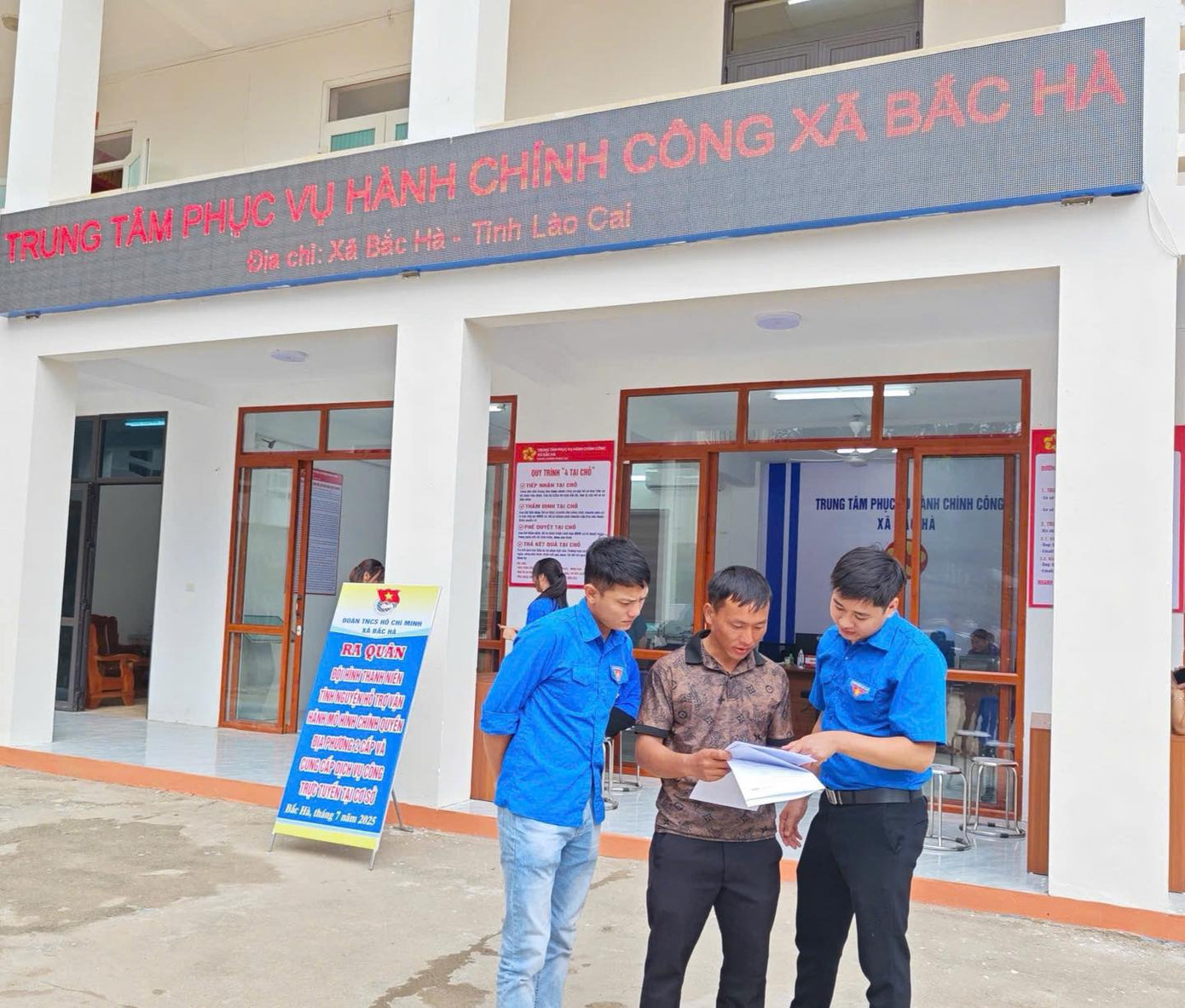 Không khí sôi động cũng diễn ra tại xã Bắc Hà. Với sự tham gia của đoàn viên, sinh viên về nghỉ hè, Đoàn xã Bắc Hà nhanh chóng thiết lập “Tổ công nghệ số cộng đồng” tại Trung tâm hành chính công xã.