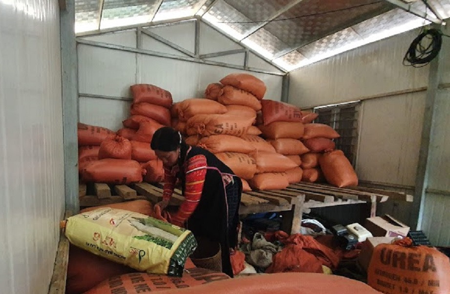 Kho thóc nhà anh Hừ