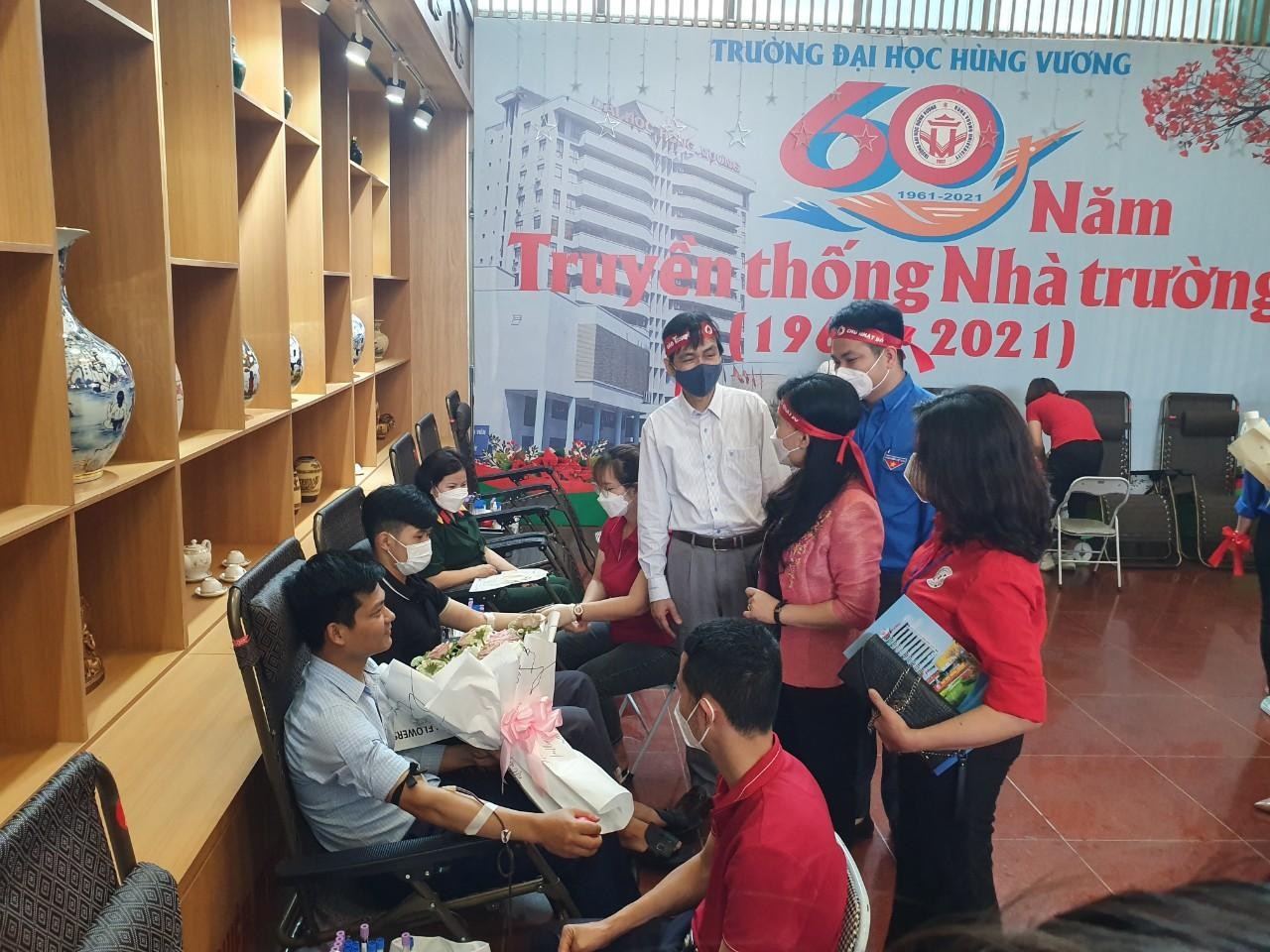 Lãnh đạo tỉnh Phú Thọ cùng các ban ngành, lãnh đạo báo Tiền Phong động viên, cảm ơn các tình nguyện viên tham gia hiến máu.