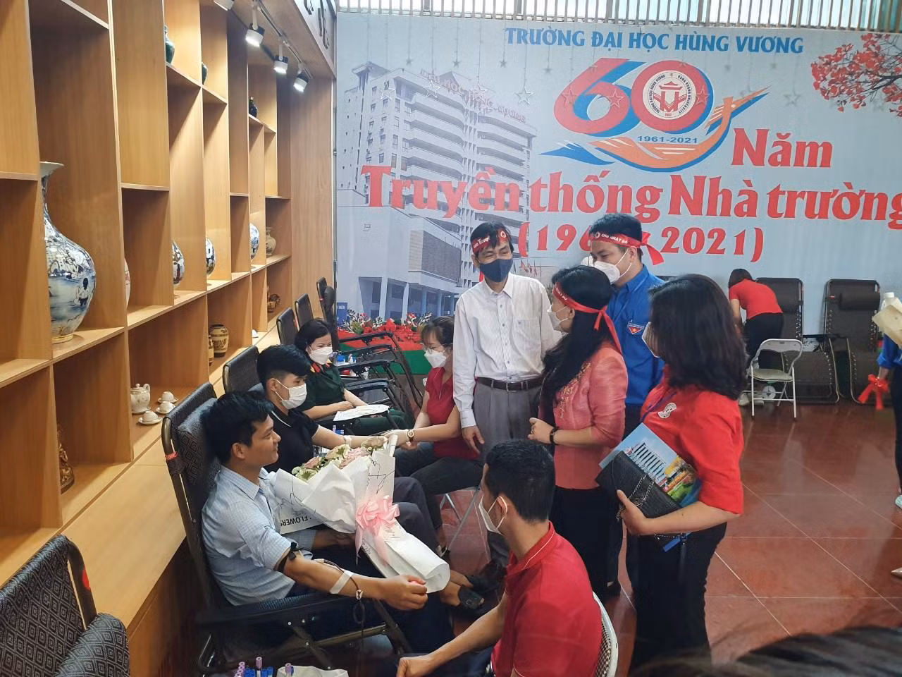 Lãnh đạo tỉnh Phú Thọ cùng các ban ngành, lãnh đạo báo Tiền Phong động viên, cảm ơn các tình nguyện viên tham gia hiến máu.