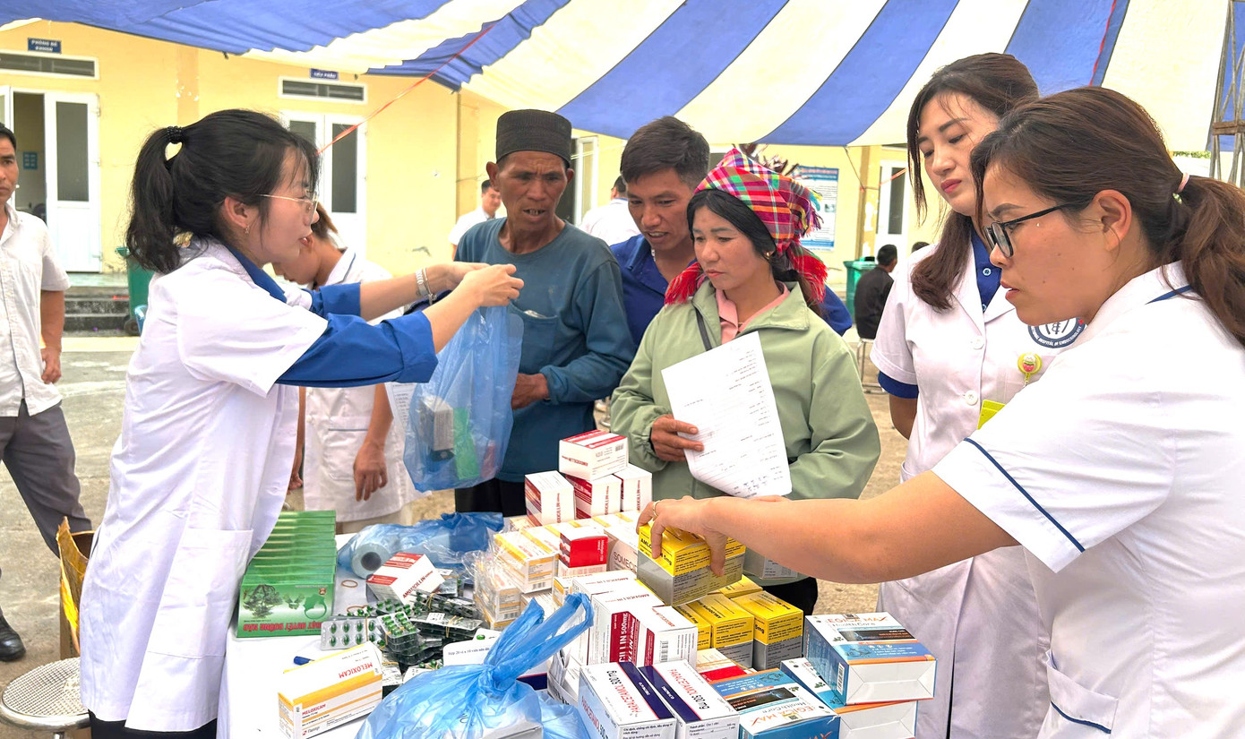 Cấp phát thuốc miễn phí cho 400 người dân.