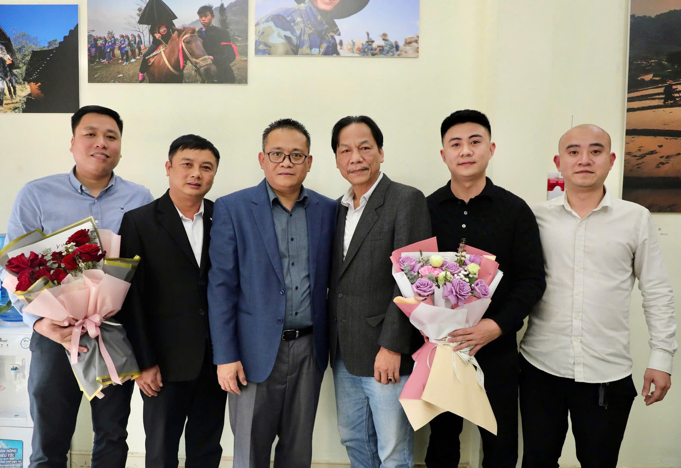 Phó Tổng Biên tập Lê Minh Toản chúc mừng các cán bộ, phóng viên được Ban Biên tập báo Tiền Phong tin tưởng, giao nhiệm vụ mới. Ảnh: Nguyễn Hải Phó Tổng Biên tập Lê Minh Toản chúc mừng các cán bộ, phóng viên được Ban Biên tập báo Tiền Phong tin tưởng, giao nhiệm vụ mới. Ảnh: Nguyễn Hải