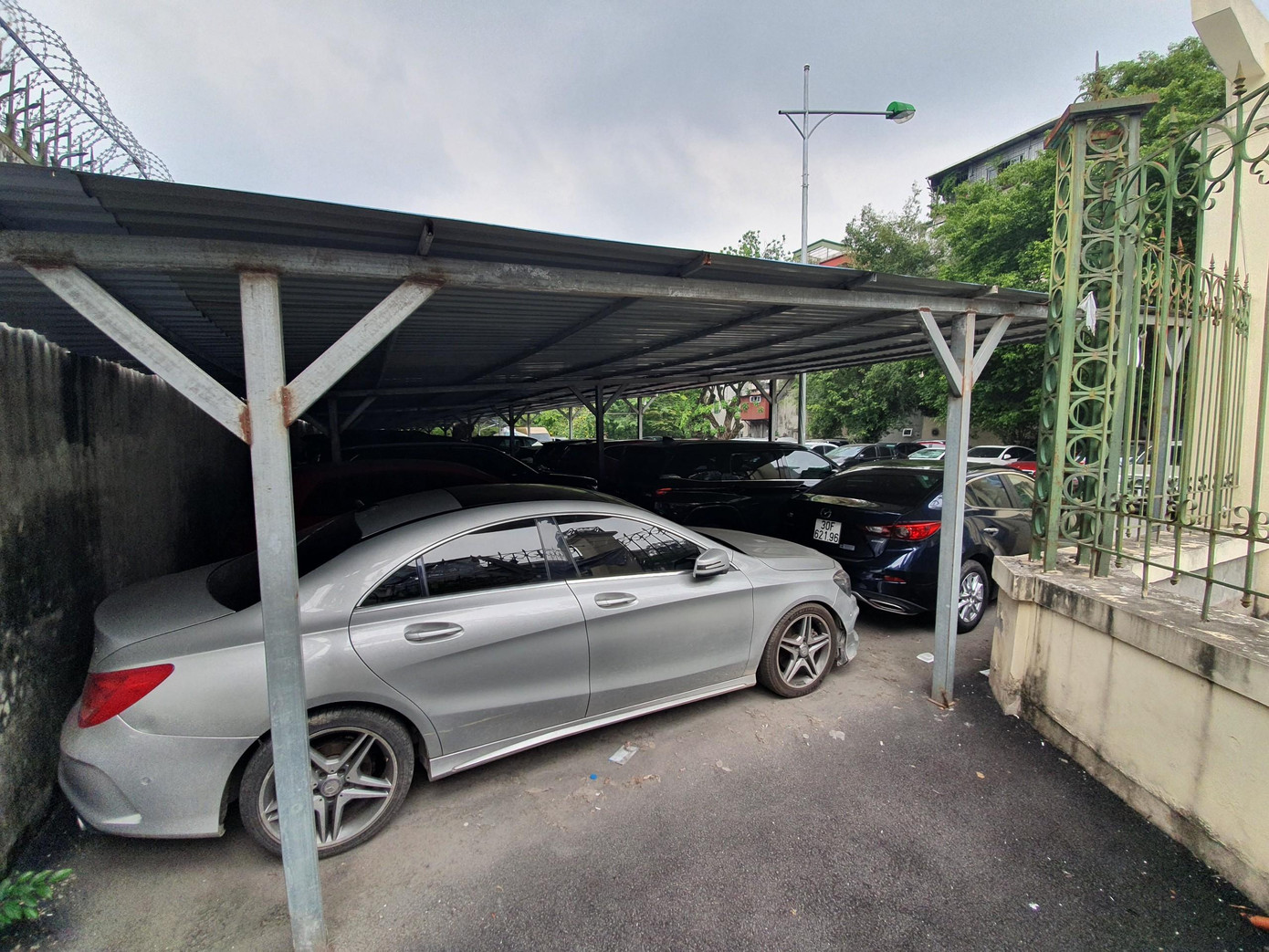 Gần đó, cũng trên đường Nguyễn Đình Chiểu, khu vực bãi đất trống ngay cổng công viên Thống Nhất (đối diện trường Tiểu học Tây Sơn) được bắn mái tôn thành 2 dãy chạy dài quay mặt vào nhau. Ở đây được bố trí bốt trông coi, xe có thể gửi ngày và đêm. Theo quan sát, hàng trăm xe đã lấp đầy bãi xe này. Gần đó, cũng trên đường Nguyễn Đình Chiểu, khu vực bãi đất trống ngay cổng công viên Thống Nhất (đối diện trường Tiểu học Tây Sơn) được bắn mái tôn thành 2 dãy chạy dài quay mặt vào nhau. Ở đây được bố trí bốt trông coi, xe có thể gửi ngày và đêm. Theo quan sát, hàng trăm xe đã lấp đầy bãi xe này.