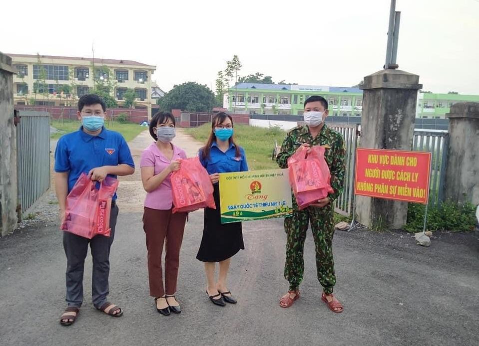 Hội đồng Đội huyện Hiệp Hòa gửi quà tặng thiếu nhi trong khu cách ly tập trung ở Trung tâm bồi dưỡng chính trị huyện. Ảnh: Tỉnh Đoàn Bắc Giang Hội đồng Đội huyện Hiệp Hòa gửi quà tặng thiếu nhi trong khu cách ly tập trung ở Trung tâm bồi dưỡng chính trị huyện. Ảnh: Tỉnh Đoàn Bắc Giang