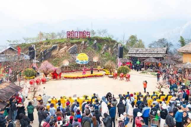 Du khách đến Lào Cai tham quan, trải nghiệm.