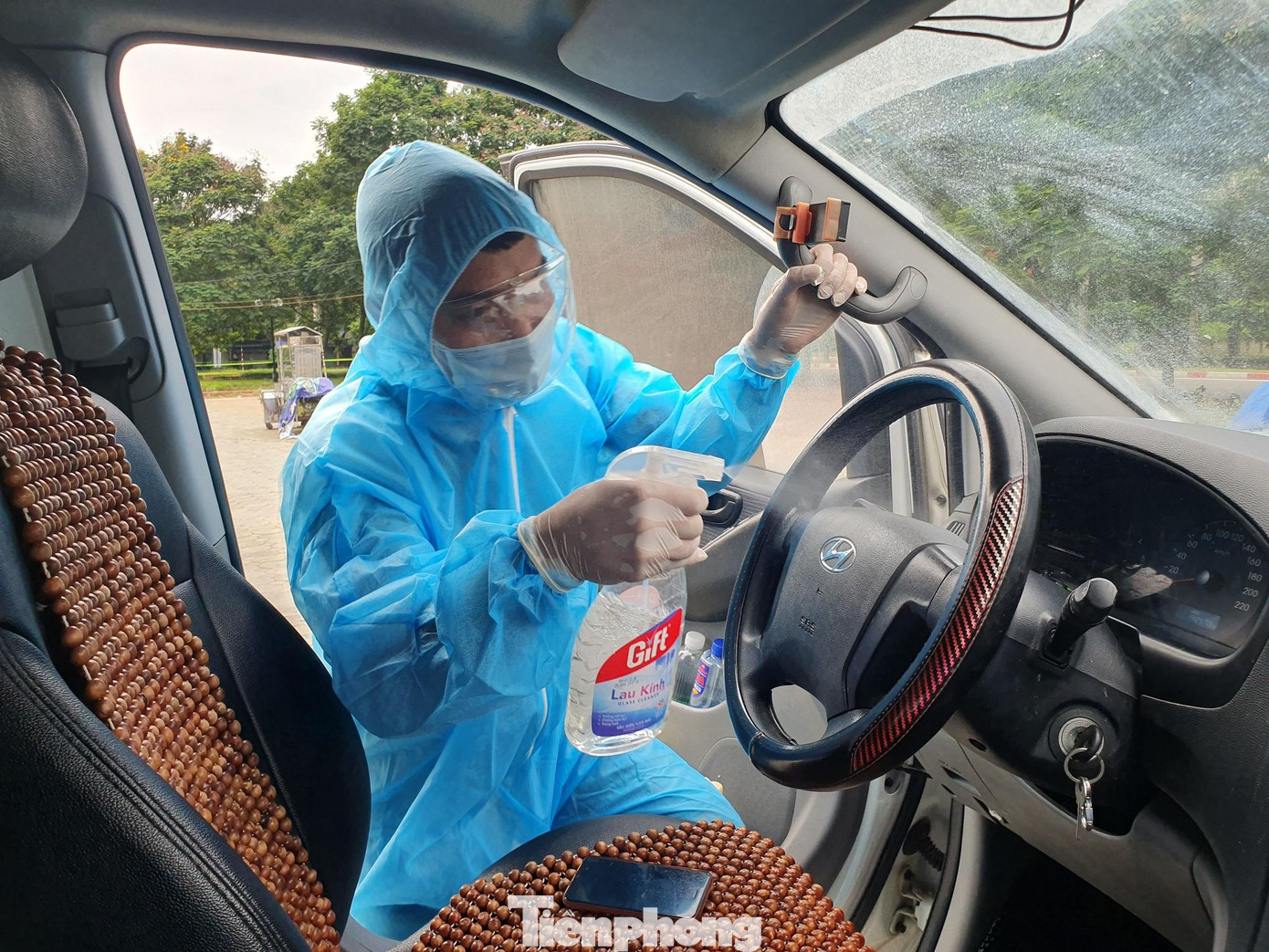 Sau mỗi lần đón F1, lái xe đều khử khuẩn