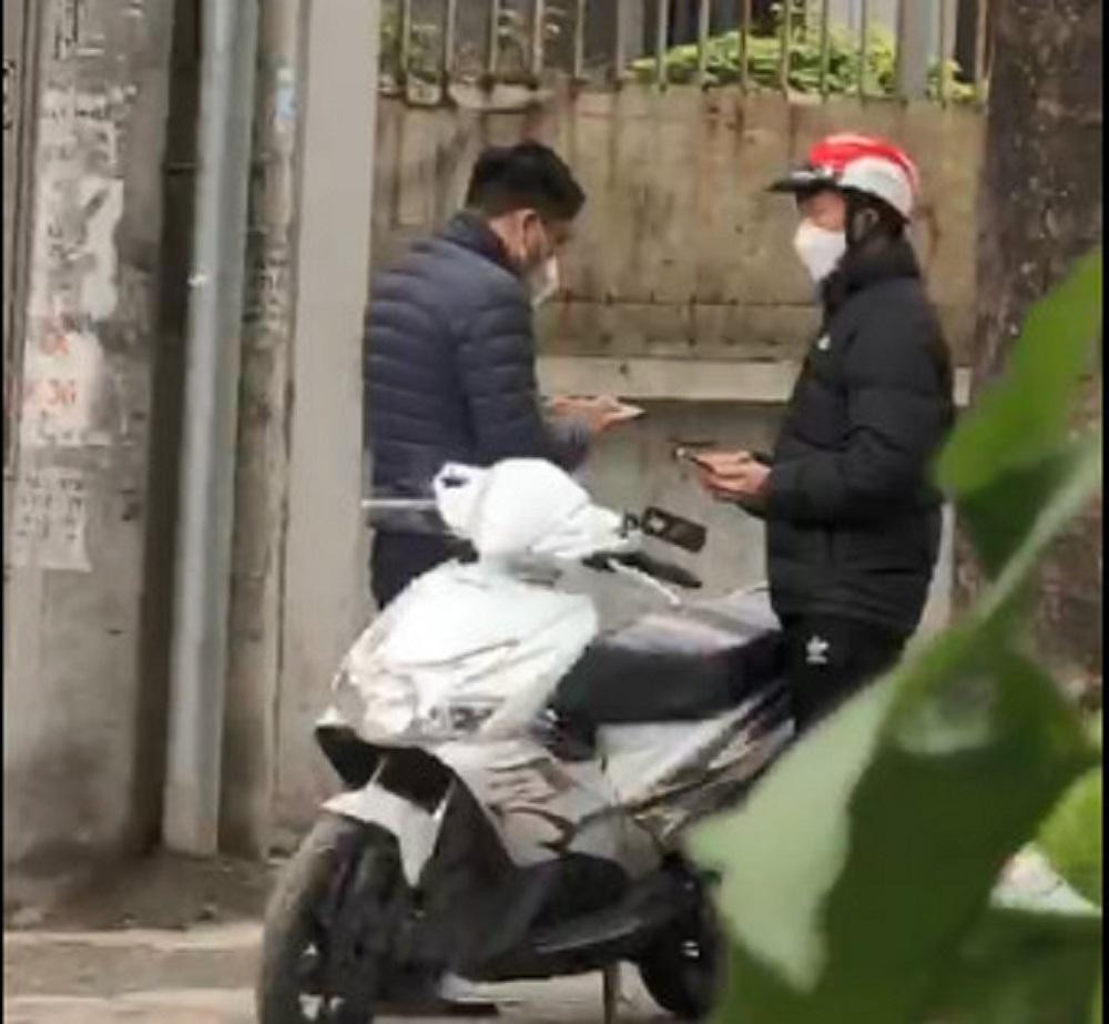 Để đề phòng, H.N. lại chỉ dẫn chúng tôi đến địa chỉ khác trên phố Trần Điền (Định Công, Hoàng Mai) để người nhà giao hàng. Lọ thuốc được để trong túi bóng màu đen, quấn chặt băng dính để ngụy trang. Chờ khách bóc hàng ra kiểm tra, người đàn ông tỏ ý sốt ruột, liên tục bấm điện thoại, ngó nghiêng cảnh giác. Để đề phòng, H.N. lại chỉ dẫn chúng tôi đến địa chỉ khác trên phố Trần Điền (Định Công, Hoàng Mai) để người nhà giao hàng. Lọ thuốc được để trong túi bóng màu đen, quấn chặt băng dính để ngụy trang. Chờ khách bóc hàng ra kiểm tra, người đàn ông tỏ ý sốt ruột, liên tục bấm điện thoại, ngó nghiêng cảnh giác.