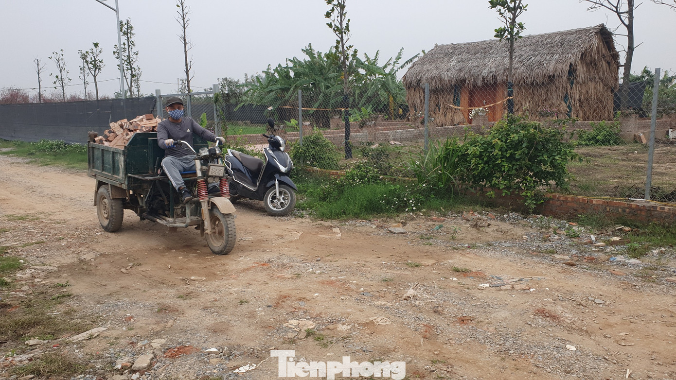 Hằng ngày, những chiếc “xe cóc” (xe ba bánh gắn thùng phía sau) len lỏi vận chuyển cát, gạch, xi măng đi phân phối khắp bãi sông Hồng. Hằng ngày, những chiếc “xe cóc” (xe ba bánh gắn thùng phía sau) len lỏi vận chuyển cát, gạch, xi măng đi phân phối khắp bãi sông Hồng.