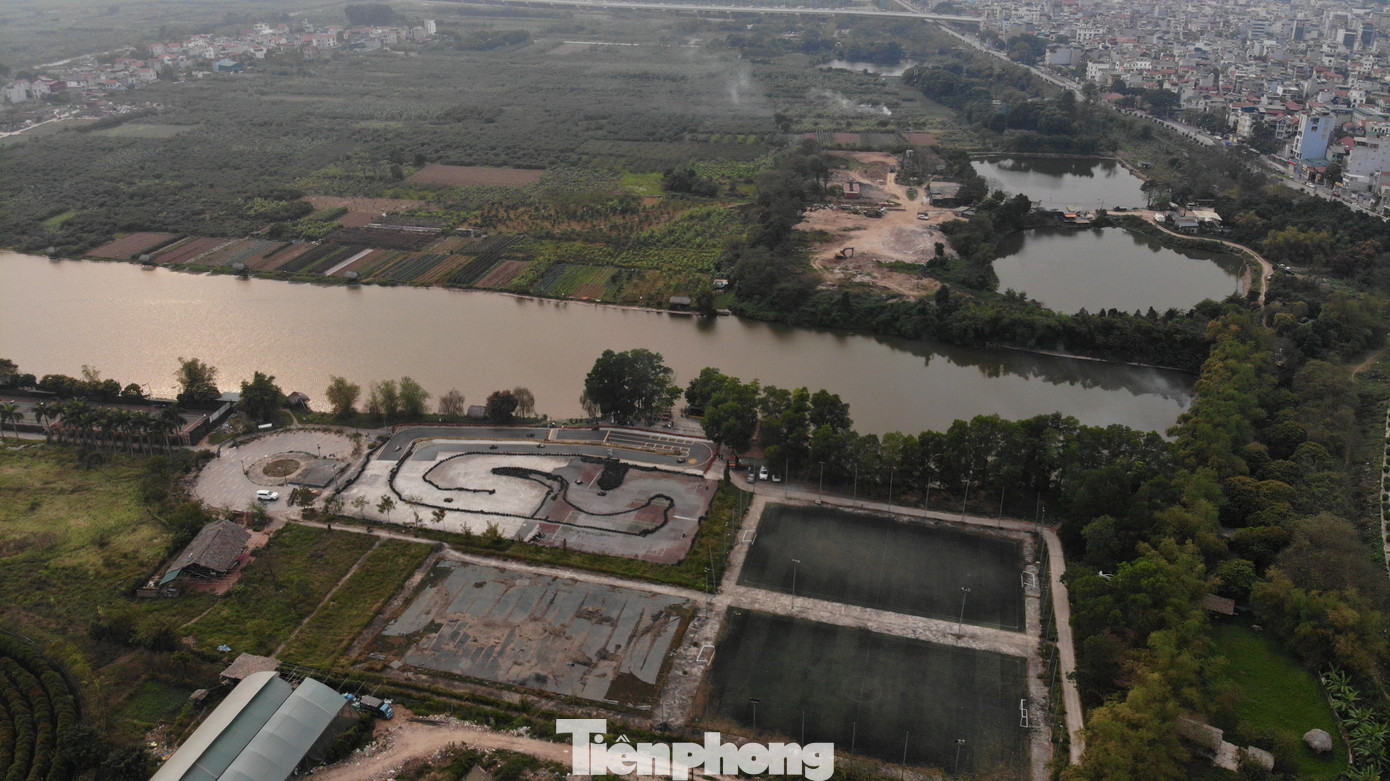 Trong ảnh là một góc khu sinh thái Đầm Trành (Thạch Bàn, Long Biên), nằm ngay sát đê Long Biên, rộng tới 22ha. Vé vào cửa là 75.000 đồng/người lớn, 50.000 đồng/trẻ em. Từ trên cao nhìn xuống, ở giữa khu sinh thái này là công viên trồng cây theo 10 hình tròn đồng tâm với chiều dài đường đi giữa các vòng tròn này là 1,8km. Trong ảnh là một góc khu sinh thái Đầm Trành (Thạch Bàn, Long Biên), nằm ngay sát đê Long Biên, rộng tới 22ha. Vé vào cửa là 75.000 đồng/người lớn, 50.000 đồng/trẻ em. Từ trên cao nhìn xuống, ở giữa khu sinh thái này là công viên trồng cây theo 10 hình tròn đồng tâm với chiều dài đường đi giữa các vòng tròn này là 1,8km.