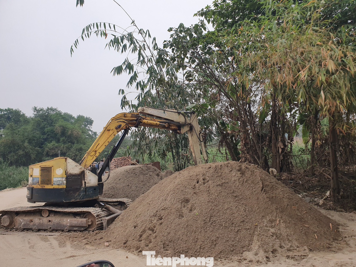 Cuối ngõ 76 phố An Dương (nơi giáp ranh 3 phường Tứ Liên, Yên Phụ quận Tây Hồ và Ngọc Thuỵ, quận Long Biên) có bãi cát, đá, xi măng gạch đỏ… quy mô lớn; luôn xuất hiện máy xúc, xe nâng. Cuối ngõ 76 phố An Dương (nơi giáp ranh 3 phường Tứ Liên, Yên Phụ quận Tây Hồ và Ngọc Thuỵ, quận Long Biên) có bãi cát, đá, xi măng gạch đỏ… quy mô lớn; luôn xuất hiện máy xúc, xe nâng.