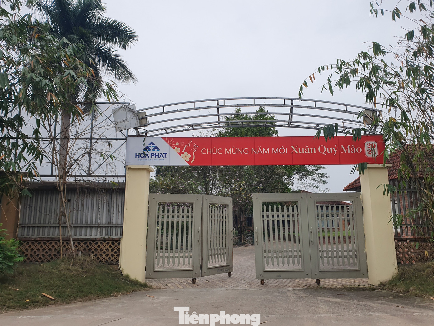 Kế đó là một khuôn viên rộng hàng nghìn m2 có sân tập golf có gắn biểu tượng của Tập đoàn Hoà Phát. Kế đó là một khuôn viên rộng hàng nghìn m2 có sân tập golf có gắn biểu tượng của Tập đoàn Hoà Phát.