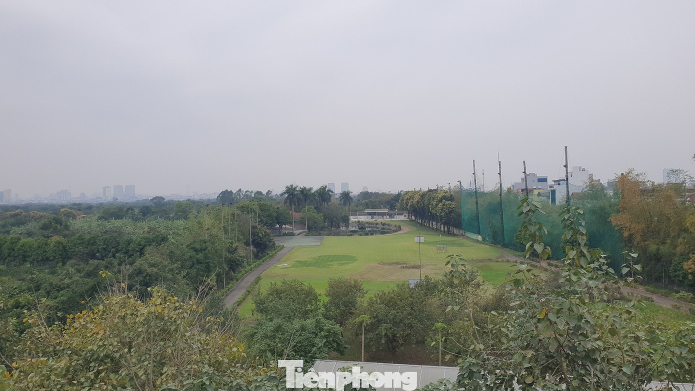 Bên trong khuôn viên này có sân tập golf với vòi xịt nước tự động, khu phát bóng có mái che…Kế đó là nhiều ngôi nhà kiên cố, cây cối và bể bơi. Bên trong khuôn viên này có sân tập golf với vòi xịt nước tự động, khu phát bóng có mái che…Kế đó là nhiều ngôi nhà kiên cố, cây cối và bể bơi.