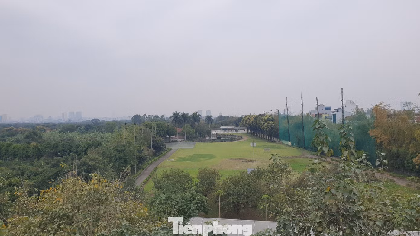 Bên trong khuôn viên này có sân tập golf với vòi xịt nước tự động, khu phát bóng có mái che…Kế đó là nhiều ngôi nhà kiên cố, cây cối và bể bơi.