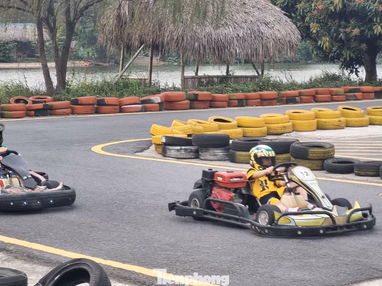Đặc biệt, sân đua xe Go-kart (một loại xe đua 4 bánh) được xây dựng hoành tráng với đường đua được trải bê tông. Khi phóng viên có mặt, có khoảng 20 - 30 khách đang sử dụng dịch vụ này. Giá vé vào cửa được thông báo là 355 nghìn đồng/người cho 20 phút sử dụng xe.