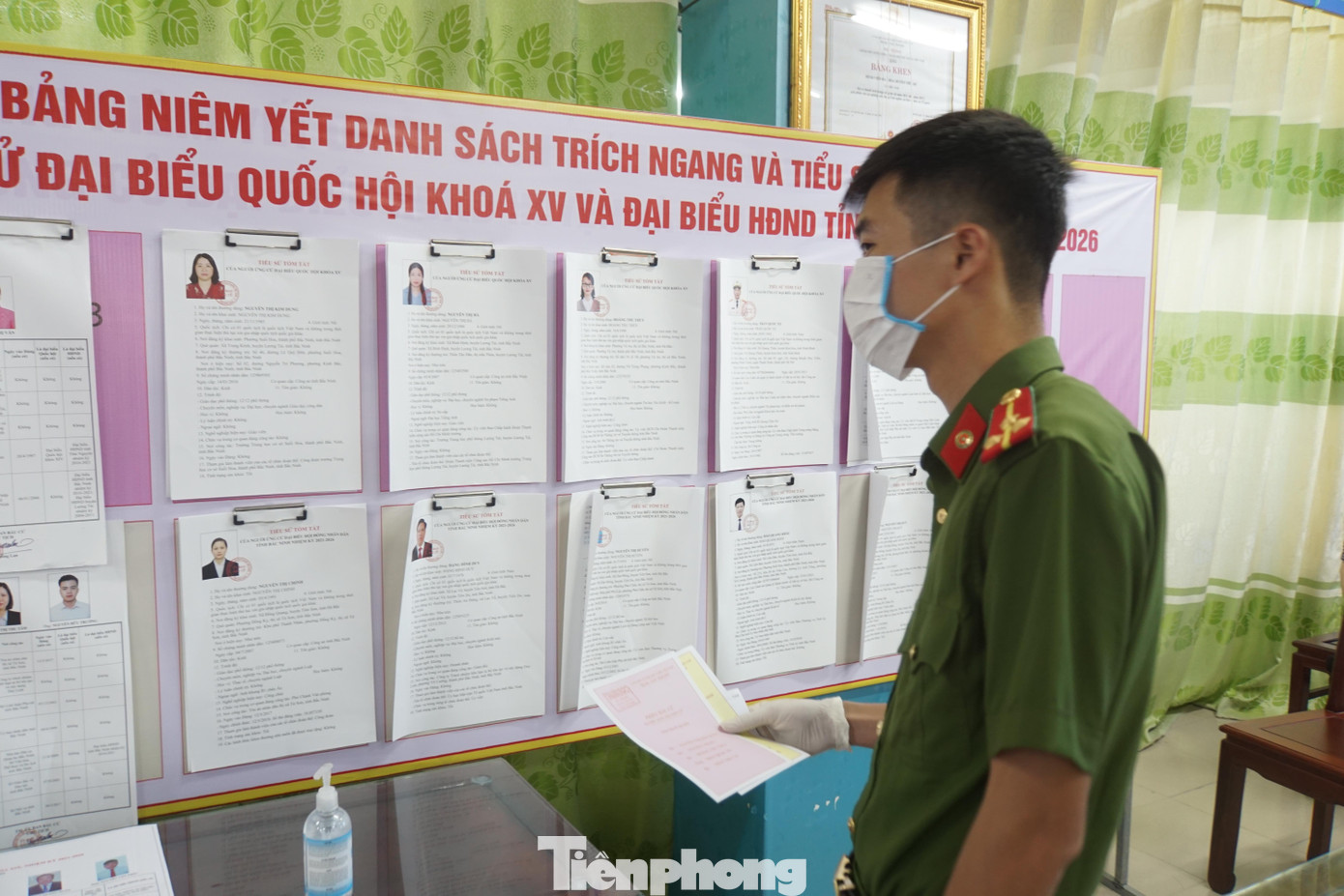 Cử tri nghiên cứu tiểu sử ứng viên trước khi bầu